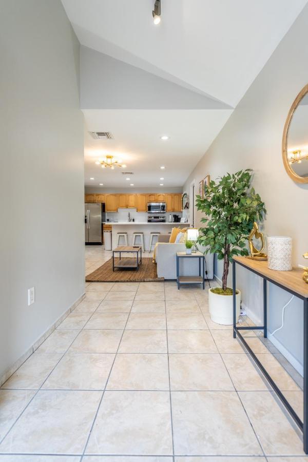Renovated 2 Bd W/ Private Parking, Gallery & W/d *